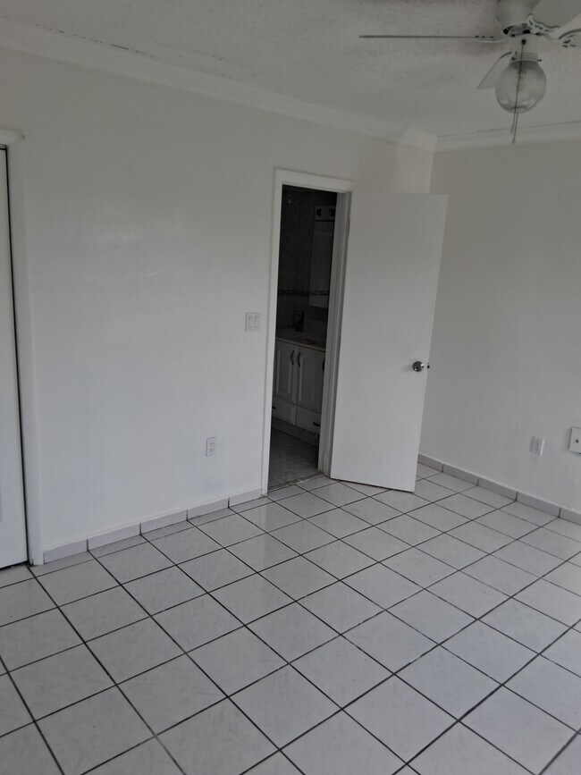 1605 NE Miami Gardens Dr unit 105, Miami, FL 33179 - photo 4