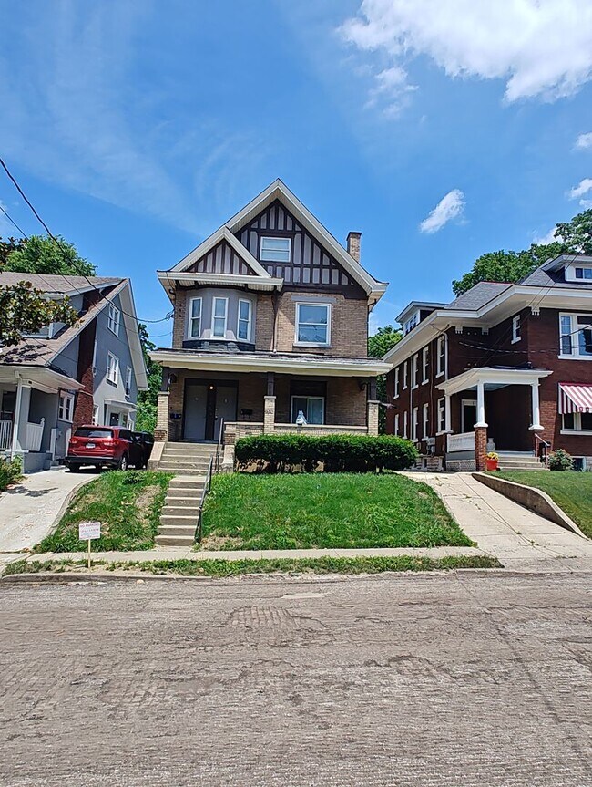 1526 Dixmont Ave, Cincinnati, OH 45207