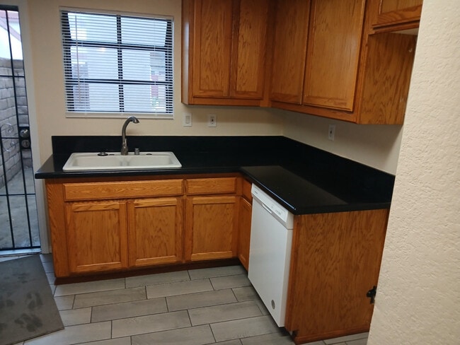 38550 22nd St E, Palmdale, CA 93550 - photo 4