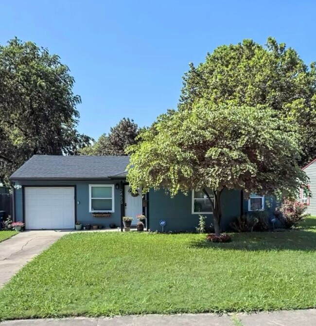 2423 Healey Dr, Dallas, TX 75228