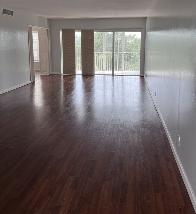 3150 N Palm Aire Dr unit Big 2-2 Apartment, Pompano Beach, FL 33069 - photo 6