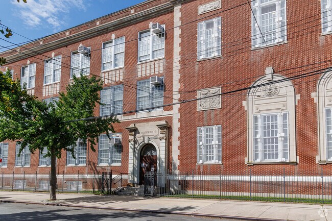 P.S 138 Sunrise has 609 students in grades PK, K-8 with a student-teacher ratio of 15 to 1.