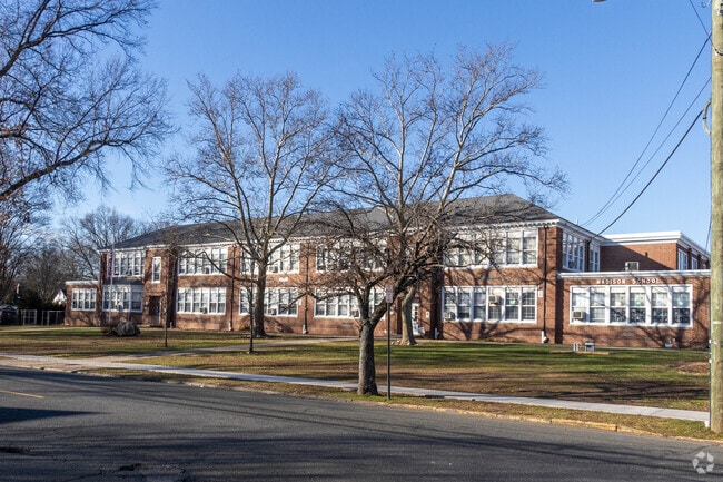 Madison School in Rahway has a student teacher ration of 13 to 1 in Rahway..