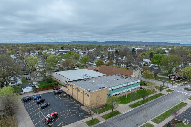 Mt. Calvary-Grace Lutheran School has a 23 to 1 student teacher ratio according to Niche.