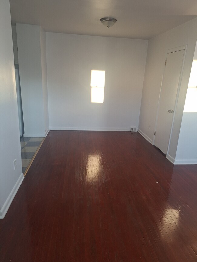376 Beverly Boulevard 2nd Floor unit Second floor, Upper Darby Township, PA 19082 - photo 5