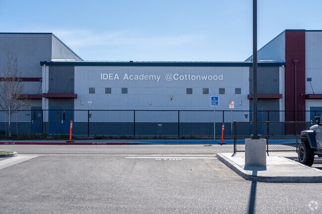 The student population of Cottonwood Elementary is 586 and the school serves K-6.