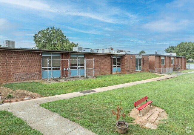 Claremont Elementary School enrolls 59% economically disadvantaged students.