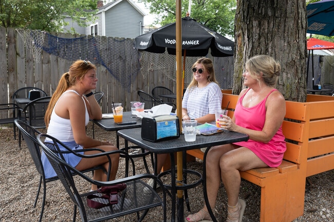 Come grab lunch with friends at the Stonebridge Farms cafe.