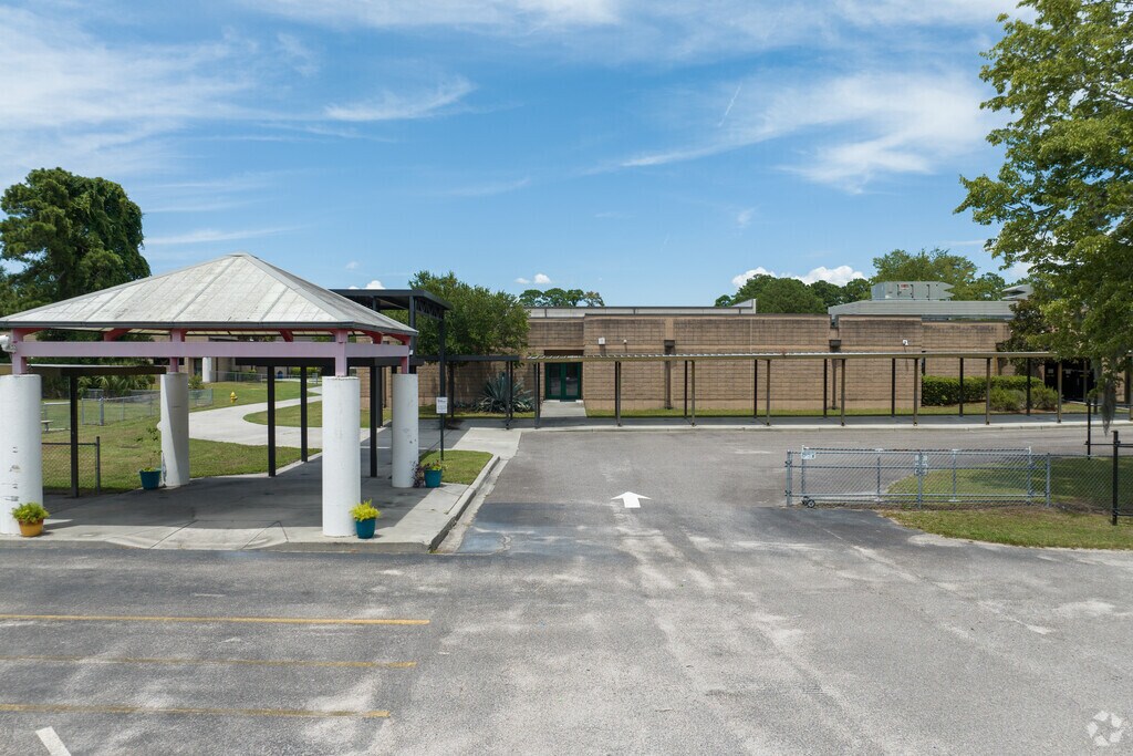 Hilton Head Island Elementary School for the Creative Arts is a public, magnet school.