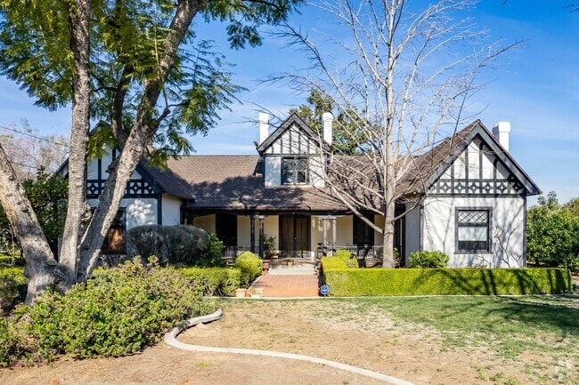 A beautiful cottage in the midst of the vibrant city of Victoria.