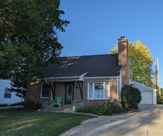 2220 N 102nd St, Wauwatosa, WI 53226