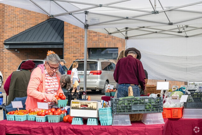 The Albany Farmer Market is only 10 minutes driving distance from East Albany, OR.