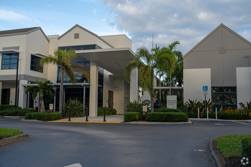 St Mark's Episcopal School provides education in 
Palm Beach Gardens South.