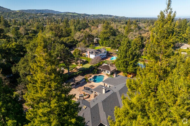 From grand estates to modern retreats, Glen Una’s homes are designed for those who appreciate timeless elegance.