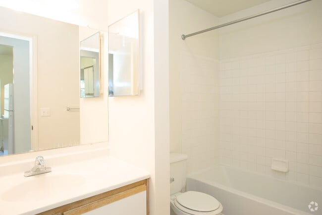 1 BR, 1 BA - 920 SF