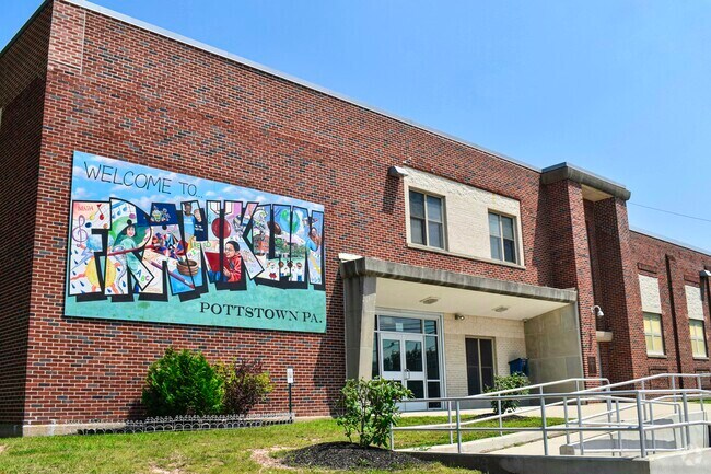 Franklin Elementary School welcomes students and staff with a bright, vibrant sign.