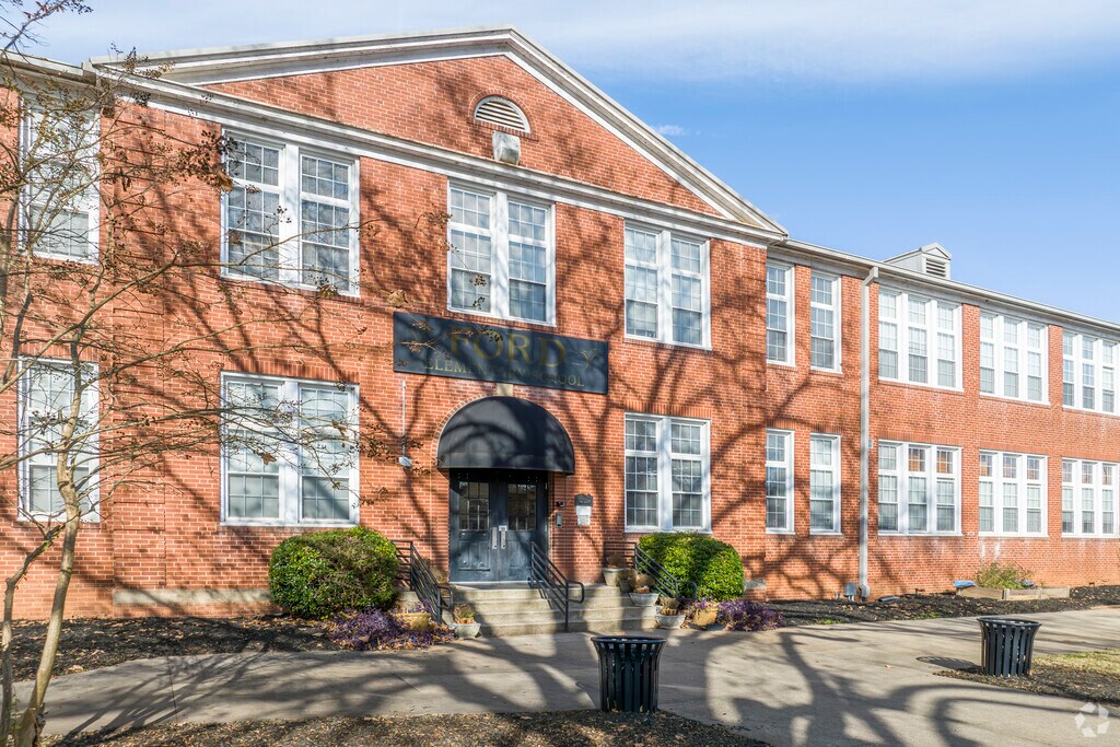 Main entrance of Ford Elementary.