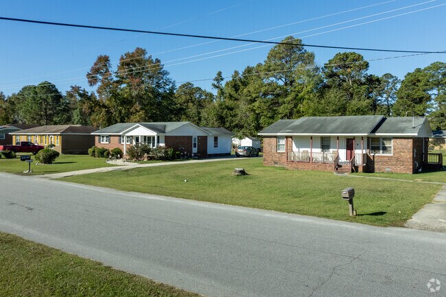 Many single-family homes sit close to major roadway in Quinby Estates.