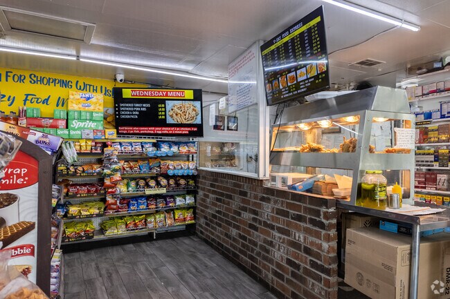 Pa Davis's V-Zay Express store and restaurant offers up a variety of fried foods and snacks.