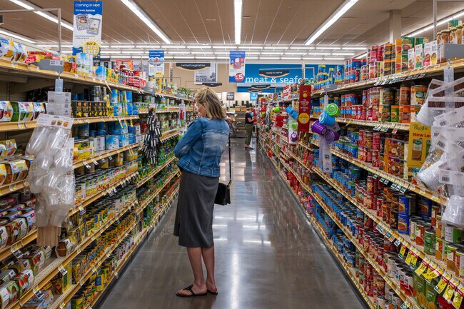 Randalls serves as a convenient grocery option for Steiner Ranch residents.