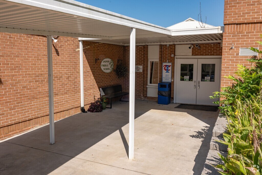 Jasper Middle School serves students in the Pickens County community.