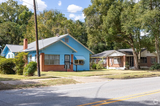 You can find interesting color combinations when it comes to paint jobs in Gorgas.