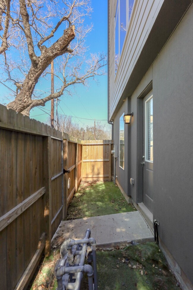 3107 Saint Charles St unit C, Houston, TX 77004 - photo 6