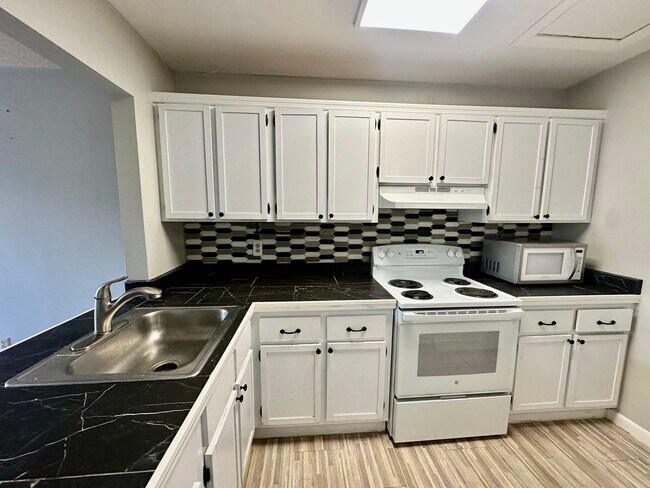 2570 W 67th Place unit 212, Hialeah, FL 33016 - photo 7