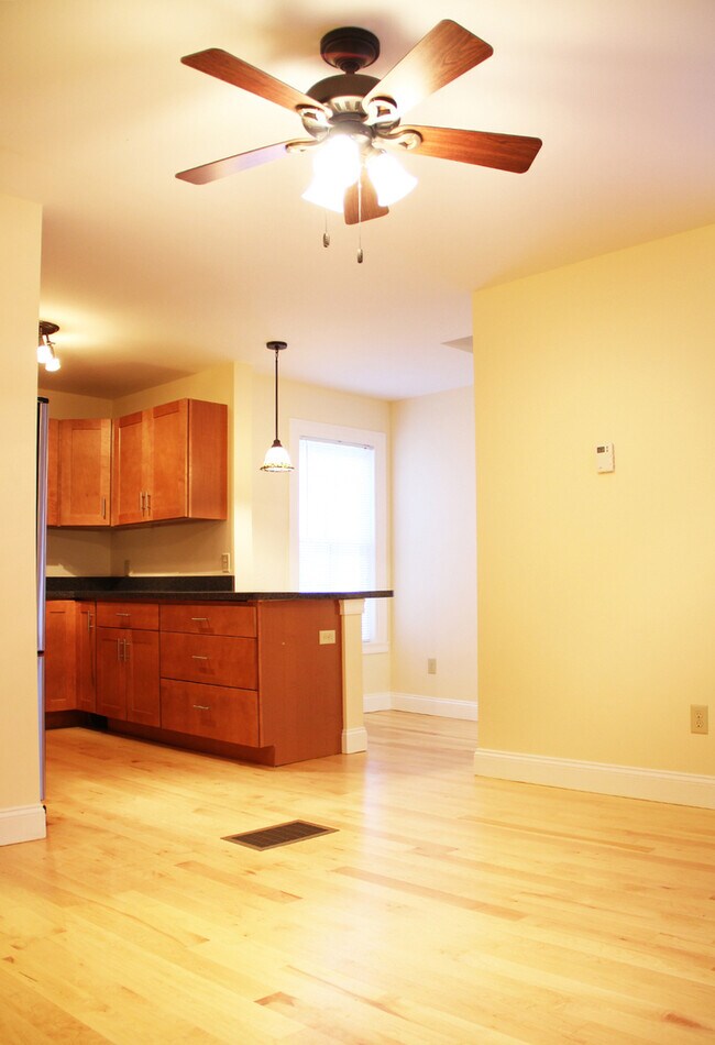 39 Peru St unit 2, Burlington, VT 05401 - photo 3