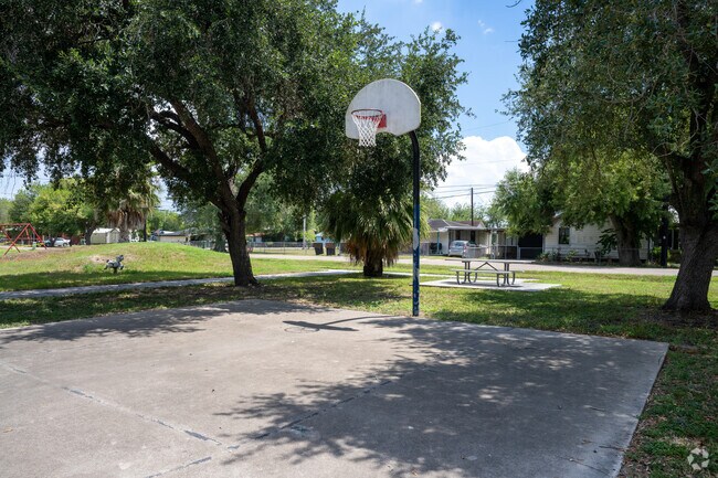 The San Antonio Ave Green Space in Santa Rosa has a basketball court.