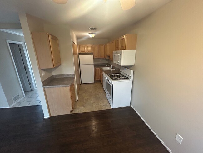 41168 N Woodbury Green Dr, van Buren Township, MI 48111 - photo 4