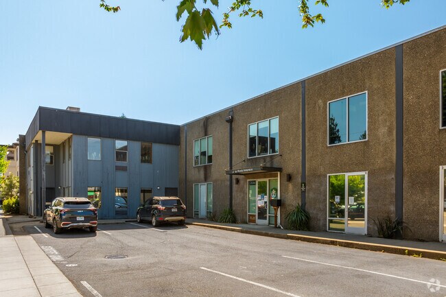 Le Monde French Immersion School on E. Burnside.