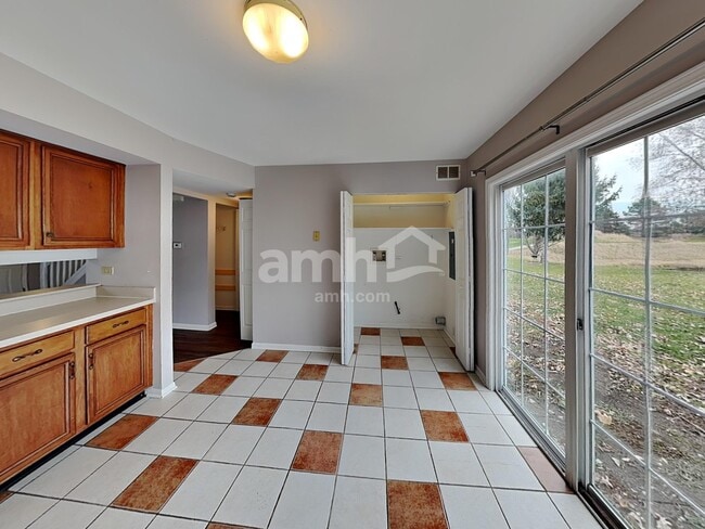 2402 Wild Cherry Ct, Aurora, IL 60506 - photo 4