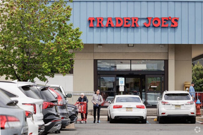Edgewater, NJ shoppers have a variety of grocery chains to choose from.