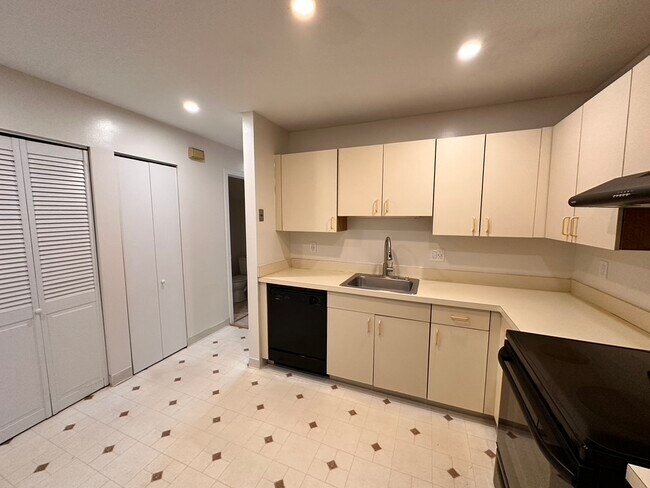 585 Park Rd unit 3-8, Waterbury, CT 06708 - photo 3