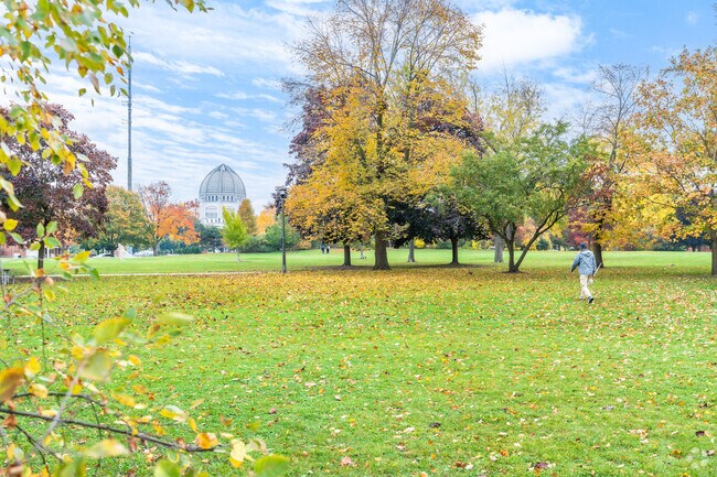 Lakefront Gillson Park is located next to the Baháʼí House of Worship, an architectural wonder.