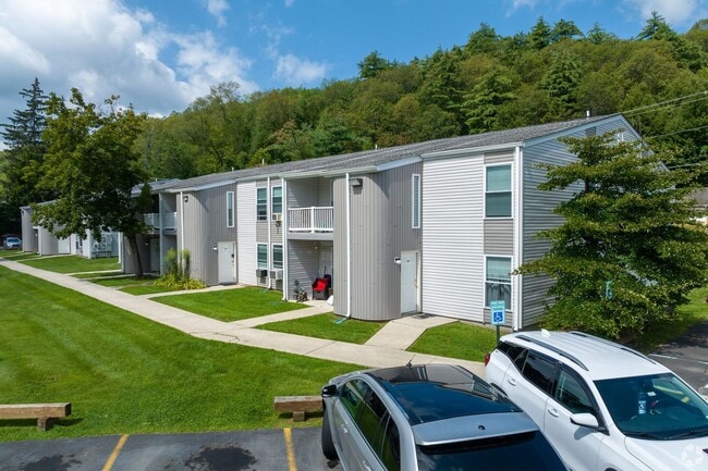 Emerald Pond Estates | Renovated 1 & 2 Bedroom Apartments, Ellenville, NY 12428 - photo 2