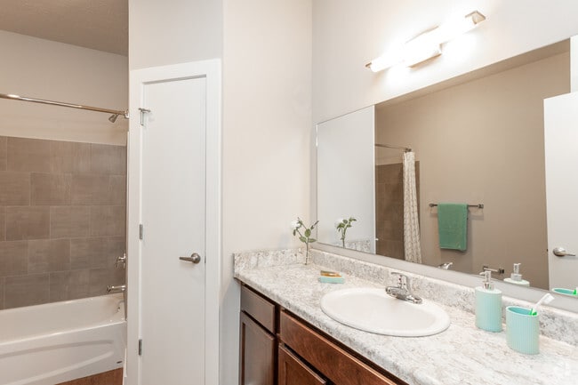 1BR, 1BA - A2/732 SF - Bathroom