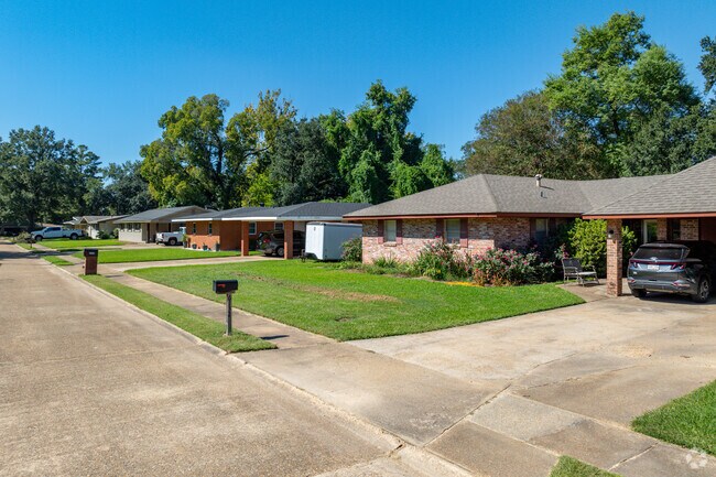 Cherokee Village lawns are well manicured.