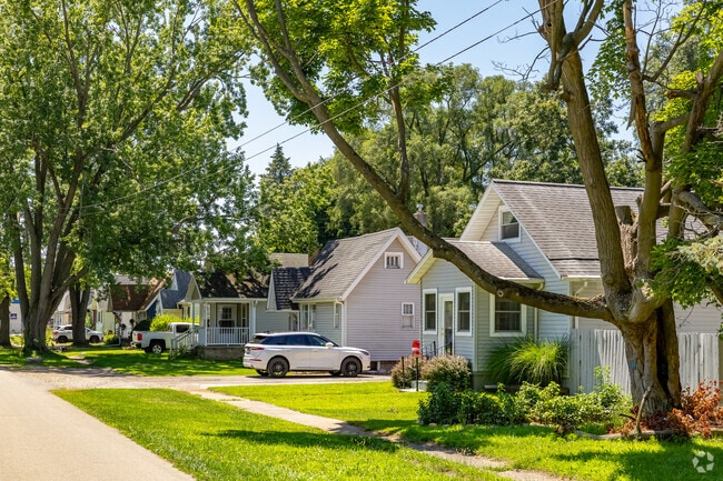 Bungalows arranged in shotgun-style rows can be found closer to downtown Jackson.
