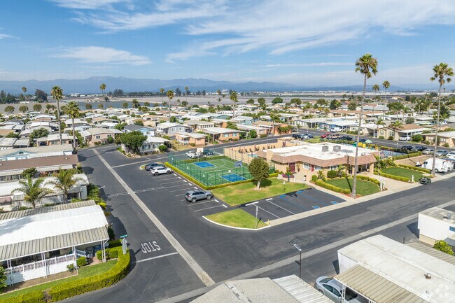The mobile home park in Lemonwood Eastmont has many amenities such as tennis courts and a pool.