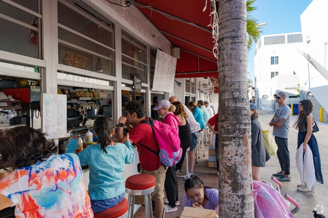 La Sandwicherie delivers fresh bites to Star, Palm and Hibiscus Islands anytime.