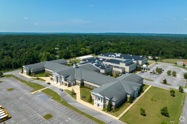 Hueytown High sits on a 109-acre campus, and contains 287,103 square feet of building space.