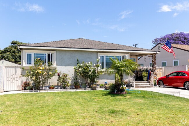 Homes in Five Points Northeast have many well kept yards.