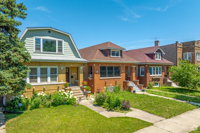 There is a diverse array of architectural styles in Hermosa, IL.