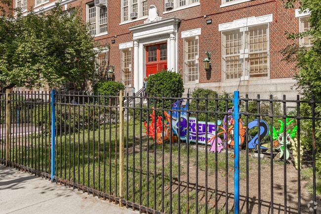 PS 32 State Street has 884 students in grades PK, K-5.