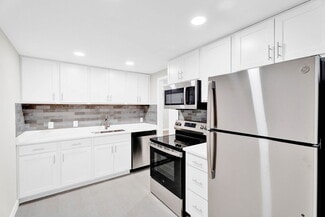 6 Roanoke Ln, Rochester Hills, MI 48309