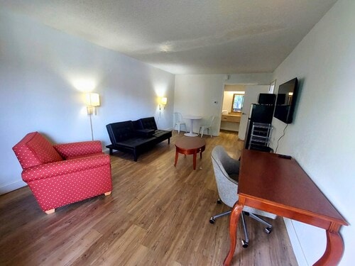 4645 N Socrum Loop Rd unit King Jacuzzi Suite, Lakeland, FL 33809 - photo 3