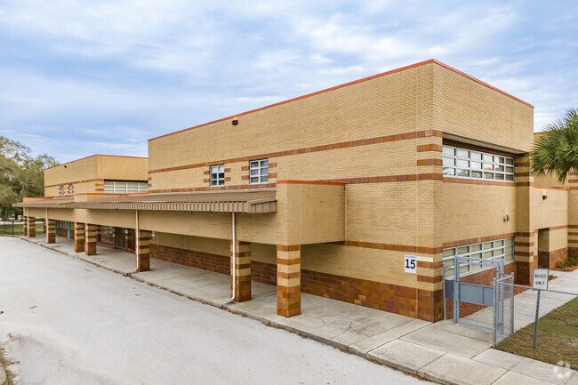 At Maniscalco Elementary School 60% of students are proficient in math and 58% in reading.