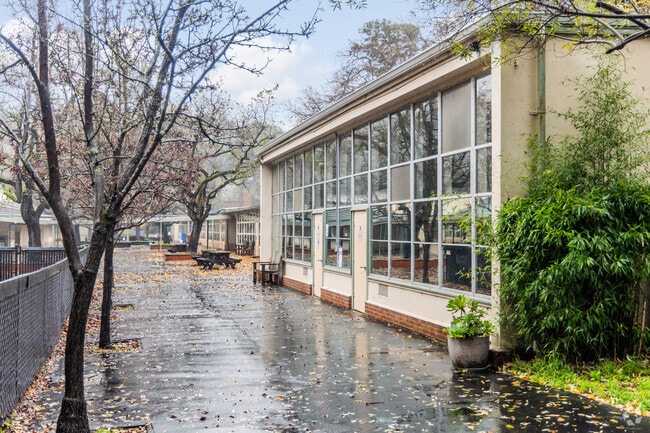 Brookside Elementary School is located in San Anselmo.